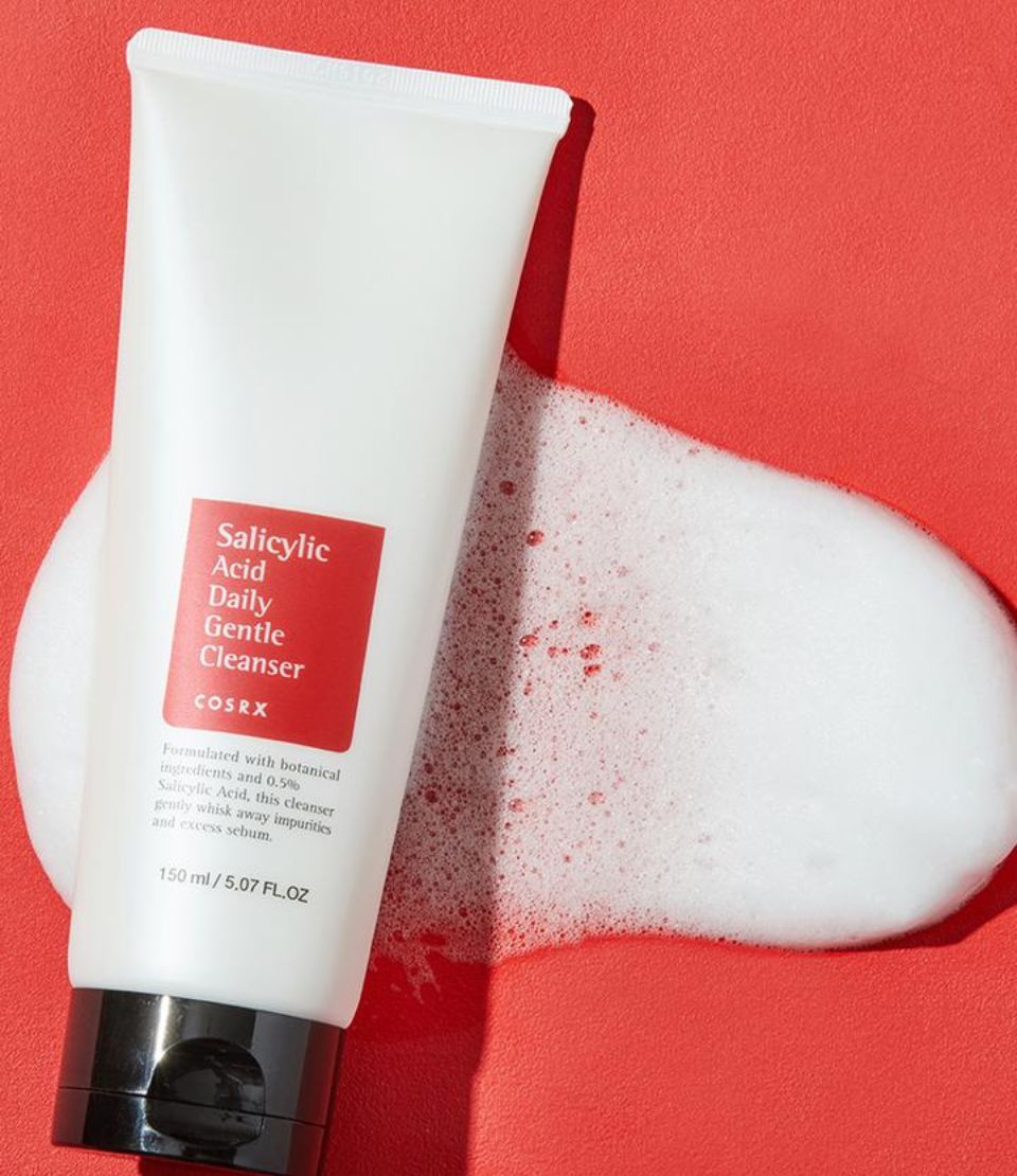 Gently exfoliates and removes dead skin cells Helps prevent acne and breakouts Reduces blackheads and clogged pores Maintains skin hydration and balance Salicylic acid supports oil control Non-irritating, suitable for daily use Leaves skin smooth and refreshed Dermatologist-tested formula for sensitive to oily skin